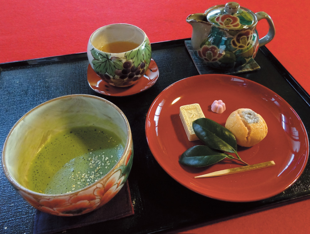 金沢銘菓の三種盛り合わせと抹茶･加賀棒茶のセット